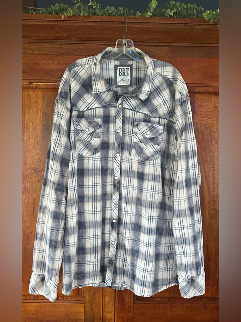 BKE Men's White and Blue Plaid Button-Down Shirt